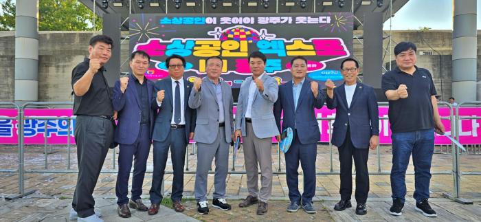 소상공인연합회 광주지회 행사 참석 후 지회장들과 소통하는 황규훈 회장의 모습 사진출처인천소상공인연합회