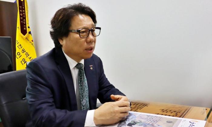 인터뷰 중인 황규훈 인천소상공인연합회장 사진출처비즈인천