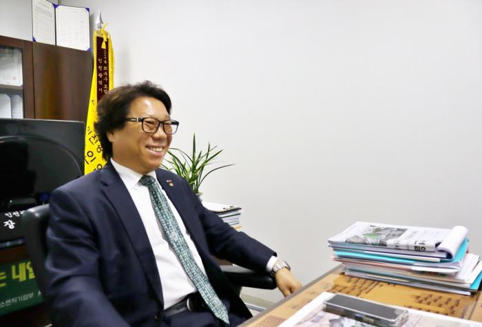 인터뷰 중인 황규훈 인천소상공인연합회장 사진출처비즈인천