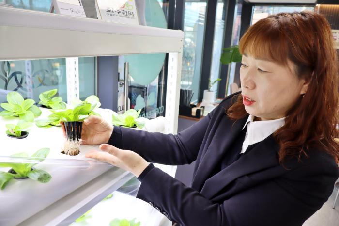 아쿠아포닉스 원리를 설명하는 윤가형 마음길 대표 출처비즈인천