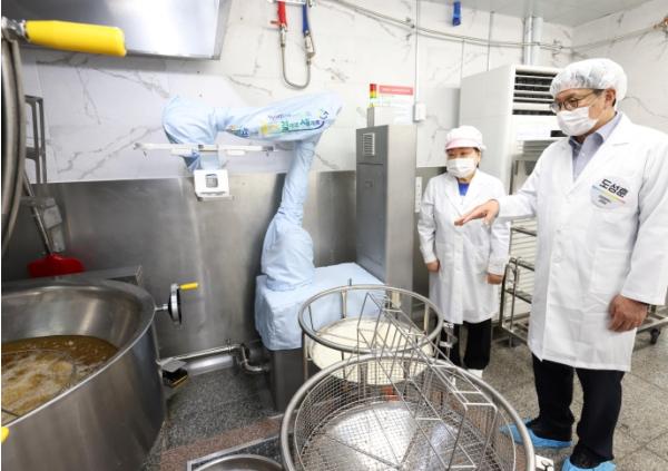 인천광역시교육청,  학교급식 조리 로봇시스템 만족도 ‘매우 긍정적’ 기사 이미지