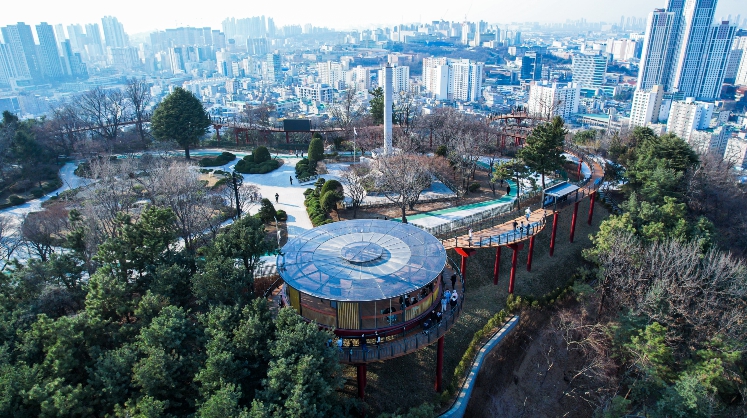 하늘 위를 걷는다…수봉공원 스카이워크 전격 개장 기사 이미지